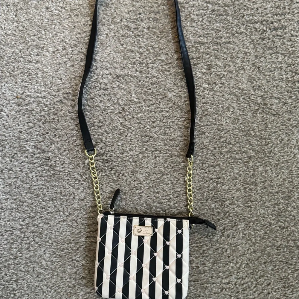 Betsey Johnson Black and White Striped Crossbody Bag preloved - Picture 9 of 9